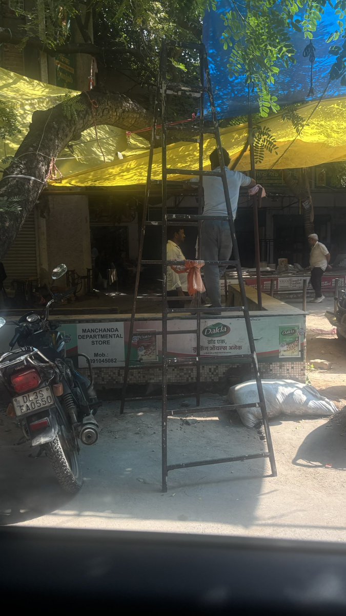 avabcrwa's tweet photo. @DCP_SHAHDARA despite warning from your team to A Block Anand Vihar shopkeeper against encroachment, new one is coming up as of this morning for Navratri. https://t.co/WdTltLh3fM