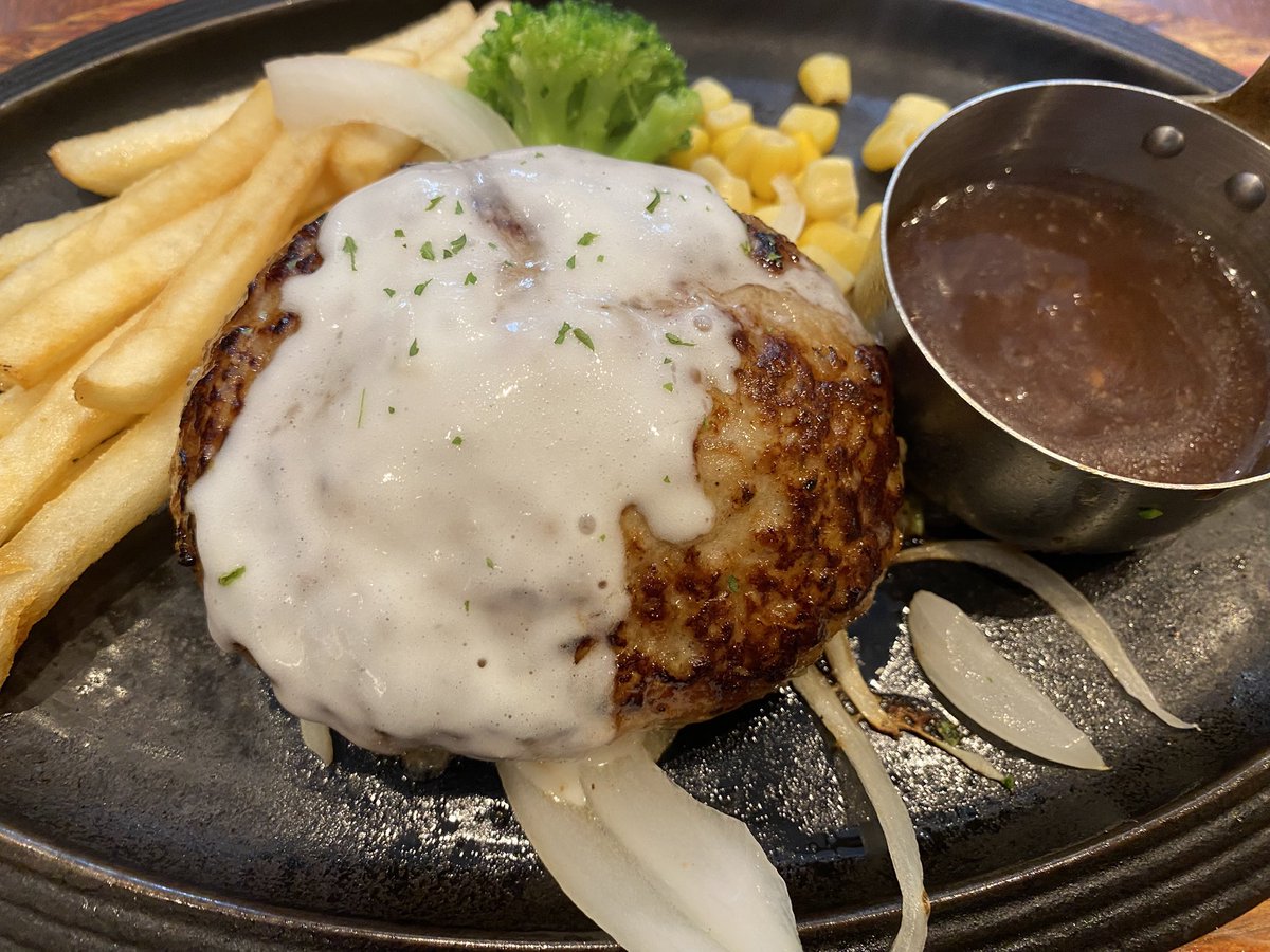 hideh06's tweet photo. さて…、昼メシです❗️

久しぶりにロイヤルホストのハンバーグランチ、
肉汁じゅわ〜っと美味しい❗️
#ランチ
#ハンバーグ
#肉
#ロイヤルホスト https://t.co/lFPg4ASrv2