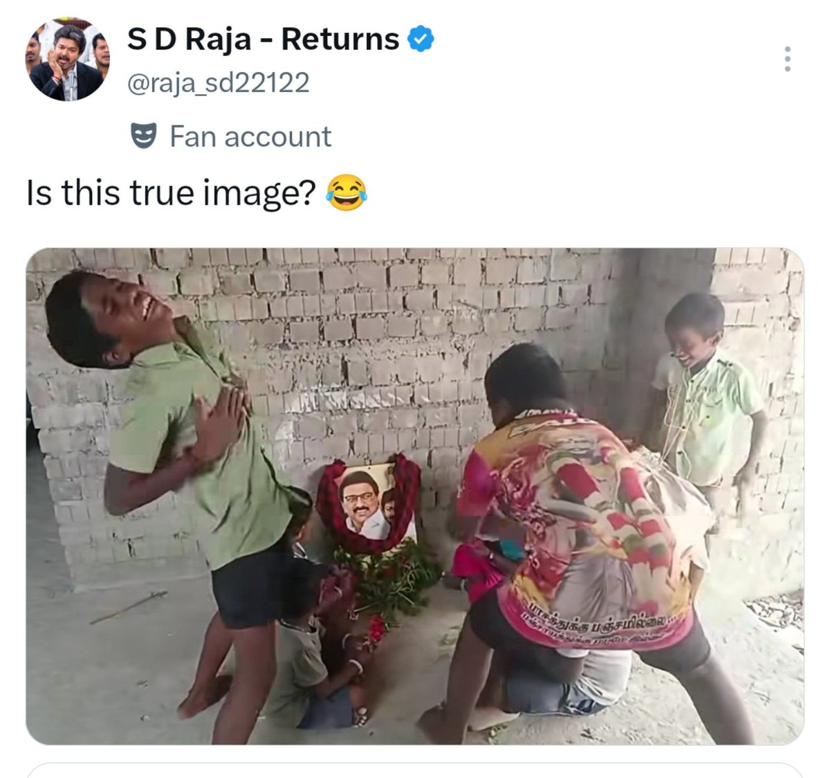 TimonTheFire's tweet photo. விஜய் லண்டன் சென்றபோது, இந்த நபருக்காக மட்டும் ஏன் இப்படி ஒரு “ஸ்பெஷல் மீட்”?
ஹோட்டலுக்கு வெளியே சந்திக்க முடியாத சூழ்நிலை ஏற்பட்டதாகவும், கூட்டத்தை கட்டுப்படுத்த லண்டன் போலீஸ் வர வேண்டிய நிலை ஏற்பட்டதாகவும் கூறப்படுகிறது. அப்படியிருக்க, இவருக்கு மட்டும் விஜயை சந்திக்க அனுமதி வழங்கப்பட்டதன் காரணம் என்ன?
இவர் தொடர்ந்து போட்டோ மார்பிங், AI வீடியோக்கள், பெண்களை அவமதிக்கும் வகையிலான பதிவுகள், போலி செய்தி அட்டைகள் உள்ளிட்ட பல்வேறு சர்ச்சைக்குரிய உள்ளடக்கங்களை வெளியிடுவதாக விமர்சனங்கள் உள்ளன.
இதே செயல்களை இந்தியாவில் இருந்து கொண்டு செய்திருந்தால், இந்நேரம் IT சட்டம் உள்ளிட்ட வழக்குகளில் சிக்கியிருப்பார் என்ற கேள்வியும் எழுகிறது. ஆனால், வெளிநாட்டில் இருப்பவரை வைத்து இதுபோன்ற செயல்களை செய்வதாக கூறப்படும் நிலையில், விஜய் இவருக்கு மட்டும் ஏன் தனிப்பட்ட சந்திப்பு வழங்கினார்?
விஜய் இவருக்கு மட்டும் ஏன் இந்த ஸ்பெஷல் மீட்?
@raja_sd22122 
@TVKVijayHQ  @DMKLegalWing
