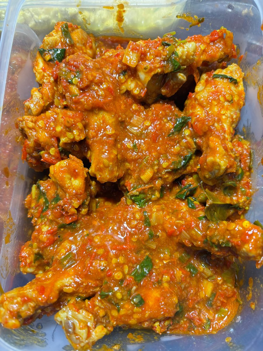 F_Helio6's tweet photo. AYAM RICA-RICA KEMANGI 😭🌶️🌿

INI NIH tipe lauk yang baru kecium aromanya aja udah bikin nasi nambah sendiri 😭🤤

Pedasnya dapet, gurihnya dapet, terus aroma kemanginya tuh bikin nagih banget.

Yang belum pernah bikin, RESEPNYA WAJIB DISIMPAN 🫵🏻 https://t.co/B0rqLYJ1Lg