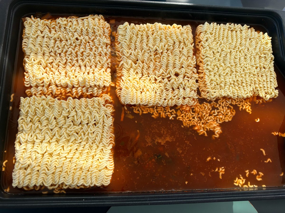 fleursbee's tweet photo. Baekhyun Fromm Update

- niat mau bikin abs tapi makan 4 bungkus ramyeon buat ber-2 + kimbab
- kata dia gak pedes sama sekali kok, inimah gampang😋
- bisa lihat kan kalo dia masih tersenyum☺️ (tapi bibirnya gak bisa bohong, kan…?)
- katanya abis makan lgsg “pesta ingus”😭 https://t.co/rL90IMR5q3