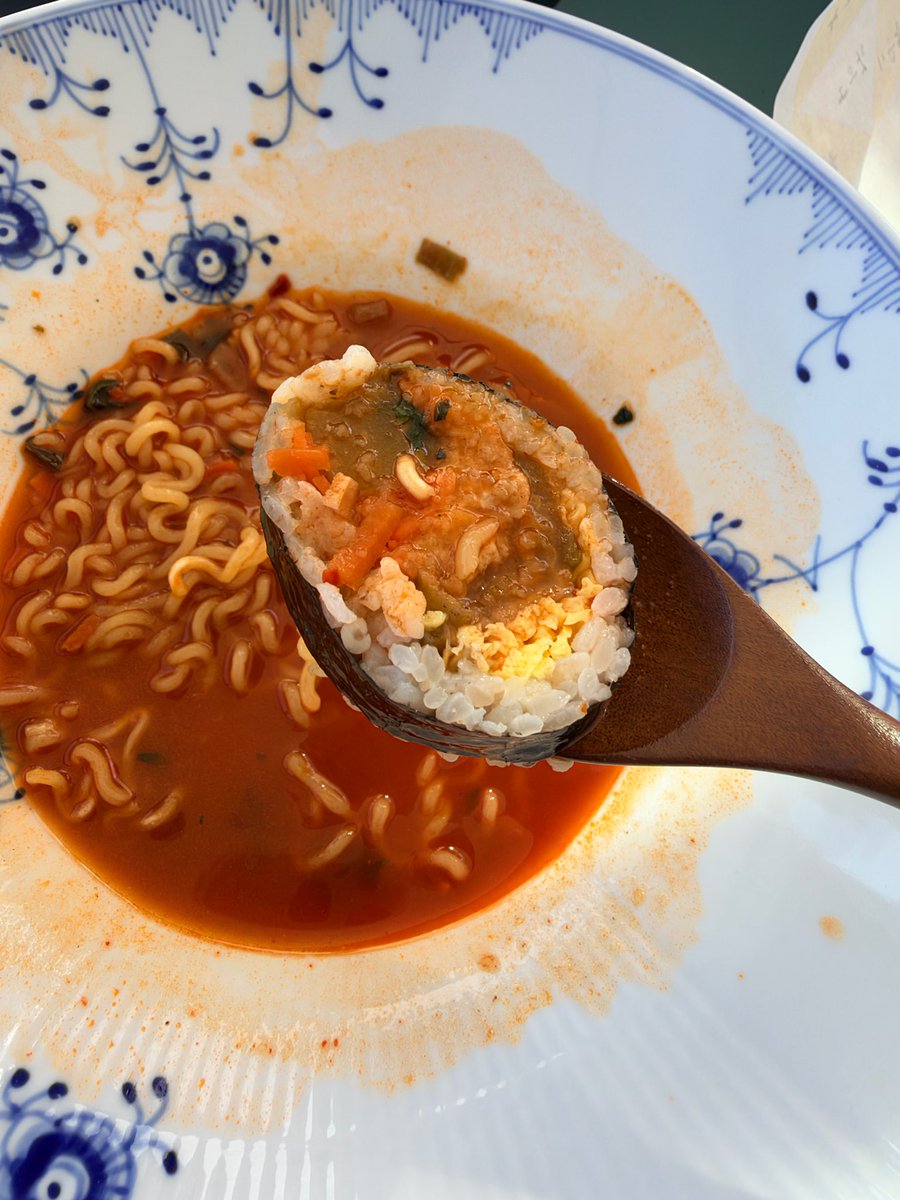 fleursbee's tweet photo. Baekhyun Fromm Update

- niat mau bikin abs tapi makan 4 bungkus ramyeon buat ber-2 + kimbab
- kata dia gak pedes sama sekali kok, inimah gampang😋
- bisa lihat kan kalo dia masih tersenyum☺️ (tapi bibirnya gak bisa bohong, kan…?)
- katanya abis makan lgsg “pesta ingus”😭 https://t.co/rL90IMR5q3