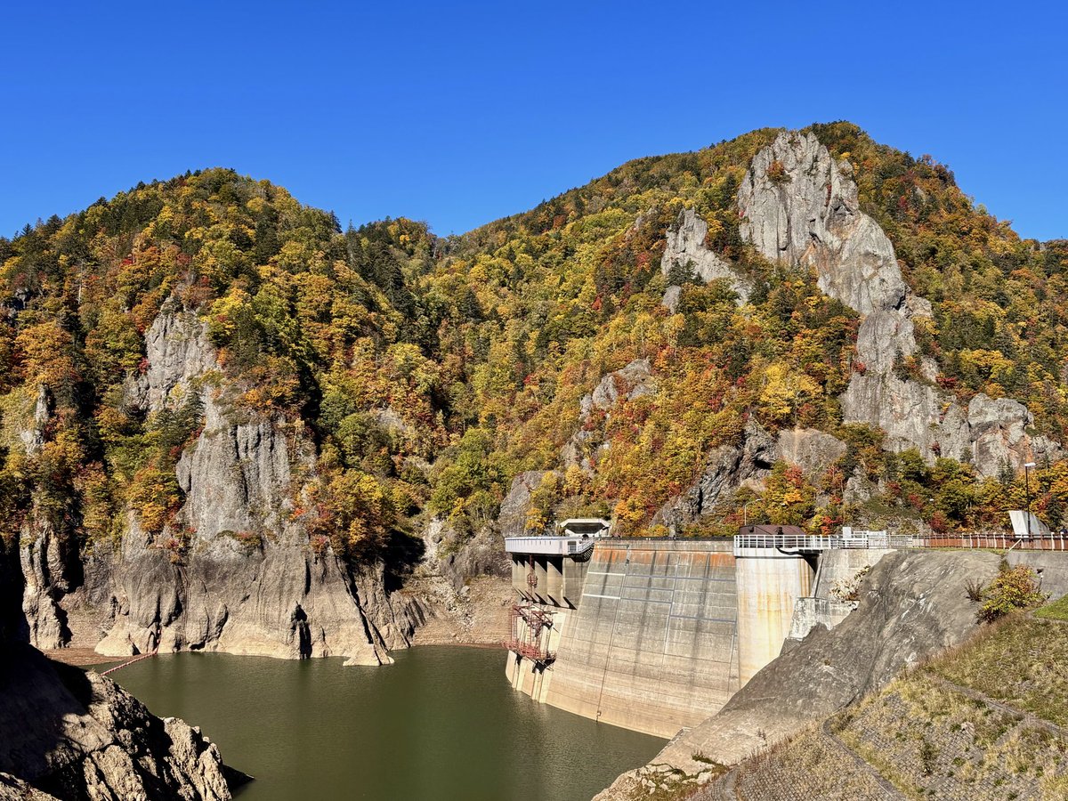 houheikyo's tweet photo. 10/7 豊平峡ダムの紅葉は6分ぐらいです🍁

#豊平峡電気バス #豊平峡ダム #札幌市
#sapporo #紅葉 https://t.co/wFEp5Q4olb