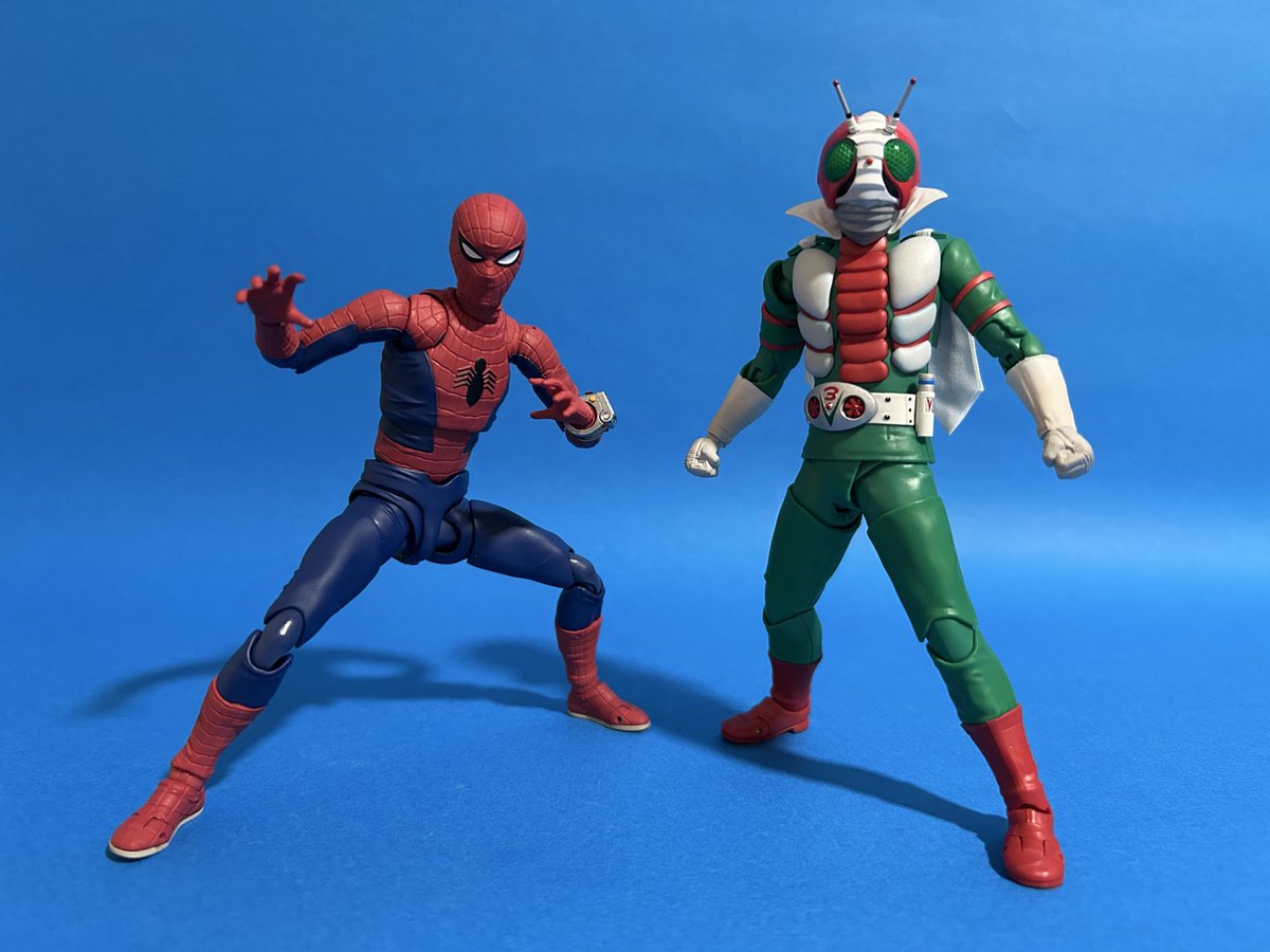 7080sHOBBY's tweet photo. フィギュアーツのスパイダーマンと
真骨彫のＶ３でひみつ大作戦してみた。

「スパイダーマンとＶ３のひみつ大作戦」
は1978年のテレビマガジン12月号掲載。
東映版スパイダーマンと仮面ライダーＶ３
が共闘する雑誌のみの特別企画。
 
このならびが大好物⭐️

#仮面ライダーＶ３
#東映スパイダーマン https://t.co/IzSHwvQpo8