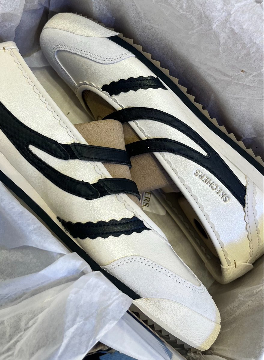 mingyuheaven's tweet photo. idk if there are any skechers girlies here but they finally have these ballet flats in the ph! such a good and cheaper alternative to the onitsuka ones 🙂‍↕️ https://t.co/8FMV58rQK9