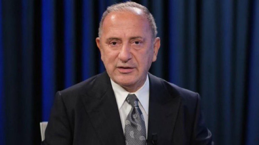 TanselCiftcii's tweet photo. Fatih Altaylı, Fatma Betül Sayan Kaya ve eşinin fon kazancı iadesine:

"Geri ödeme için valör tarihini beklediler. 
Vadeyi bozmadılar, vadenin dolum tarihinden sonra TMSF’ye aktardılar. 

Tabii ana parayı koruyup, sadece elde ettikleri kazancı geri ödediler. 

Ancak ortada bir sorun var. 

Vurguncu Kaya çifti bu parayı, yani 2,2 milyar TL’yi bir ayı aşkın süredir bankada faizde tutuyorlardı. 

2,2 milyar TL’nin yıllık faizi o günlerdeki faiz oranı olan yüzde 40 civarı ile yıllık yaklaşık 880 milyon TL tutuyor. 

Bunun bir aylık getirisi de 73,5 milyon TL ediyor. 

73,5 milyon TL bugünkü kurdan hesaplanırsa hemen hemen 1 milyon 500 bin dolar ediyor. 

Vurguncu çift geçen Nisan ayında Fon’a toplamda yaklaşık 3 milyon 600 bin dolar yatırmıştı. 

Şimdi ise parayı iade ettikten sonra bile ellerinde 5 milyon 100 bin dolar var. 

5 ayda dolar bazında yüzde 50 civarı bir kazanç. 

Bence bir talimat daha verilse iyi olur. 
Hiç değilse faizini de geri versin."

#DUH #FNT #HAT #HDA #HDK #HEH #HFI #HIM #HKJ #HKM #HKP #HYV #HPH #KSA #PUSULA #TERA #PNU #TP2 #TLY #THF #FSU #PSE #PRY #DOH #TLV #BİST100

#HalkBuradaSpkNerede #AnaParaYoksaGuvenYok
#PBLKOnceligiKorunsun