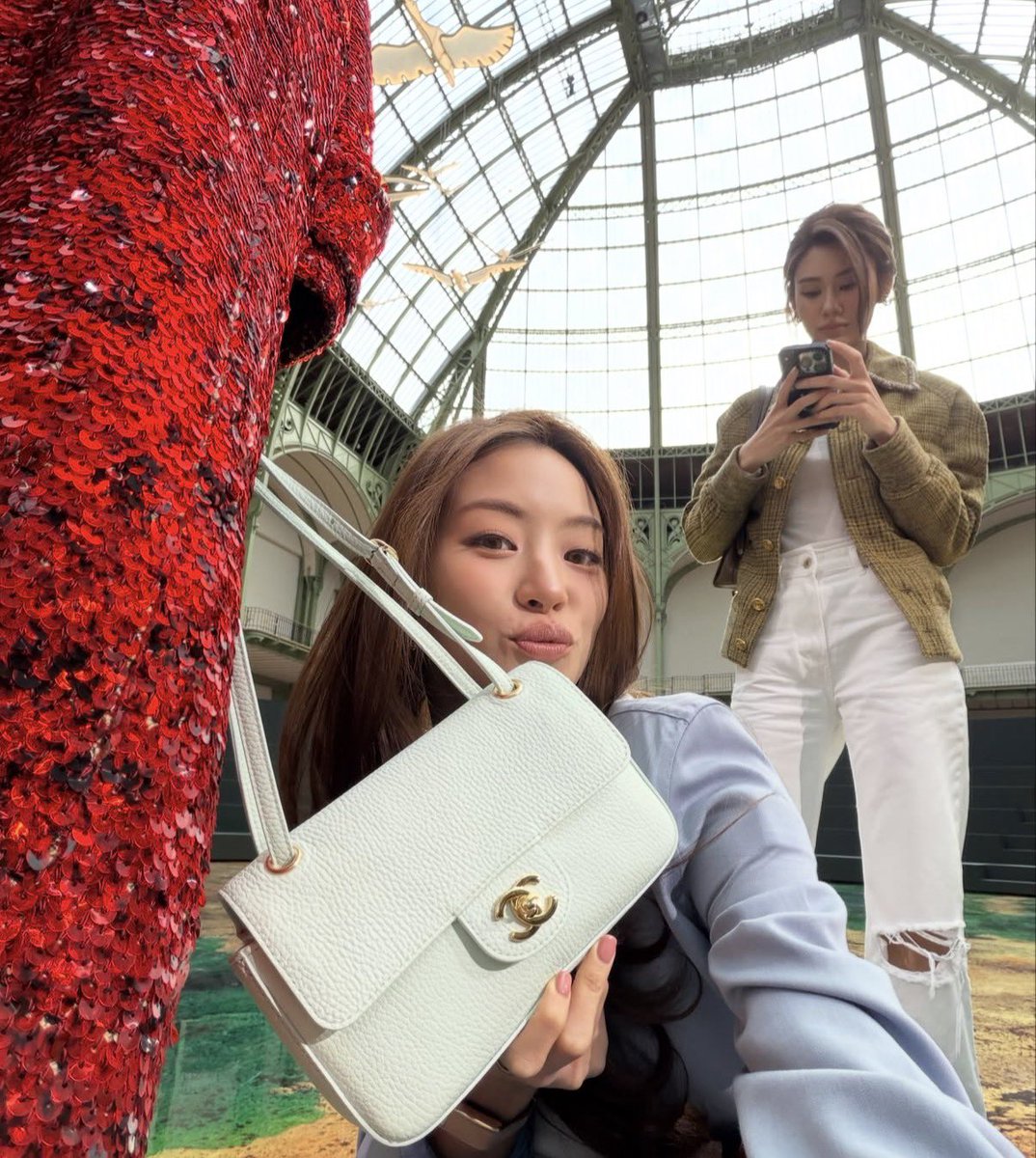 trendlmneverdie's tweet photo. ลูกว่าดี ป้าก็ว่าดีค่ะ 😉

#CHANELSS27xLenaMiu
#LalinaLena #MiuNatsha
#CHANELSpringSummer 
#CHANEL #PFW https://t.co/0KnMvApys0