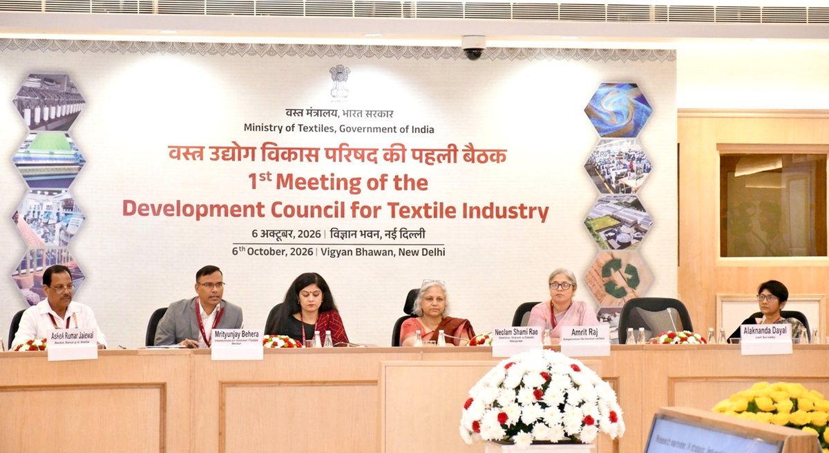 IndianApparel1's tweet photo. The first Development Council for Textile Industry (DCTI) meeting focused on production, R&D, exports, raw materials, investment, skilling and sustainability.
🔗 Read more: https://t.co/BR261ZxyuP
#IA #IndianApparel #DCTI #TextileIndustry #MinistryOfTextiles
@TexMinIndia https://t.co/8Byv1AqdWl