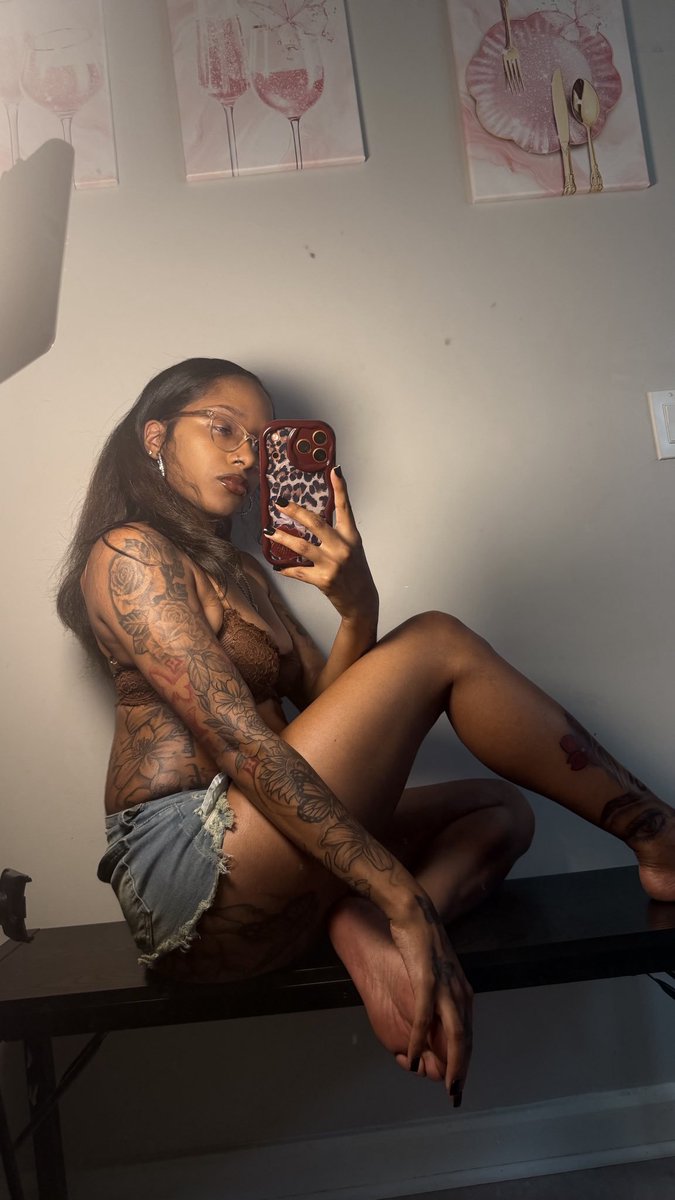 GiaBianca's tweet photo. I’m sure you’d like to meet and smoke too 💨📍 #MilwaukeeLife #MilwaukeeVibes #milwaukeewi #milwaukee414 #mkemeets #milwawaukeefreaks7 https://t.co/QrWwGslgpQ