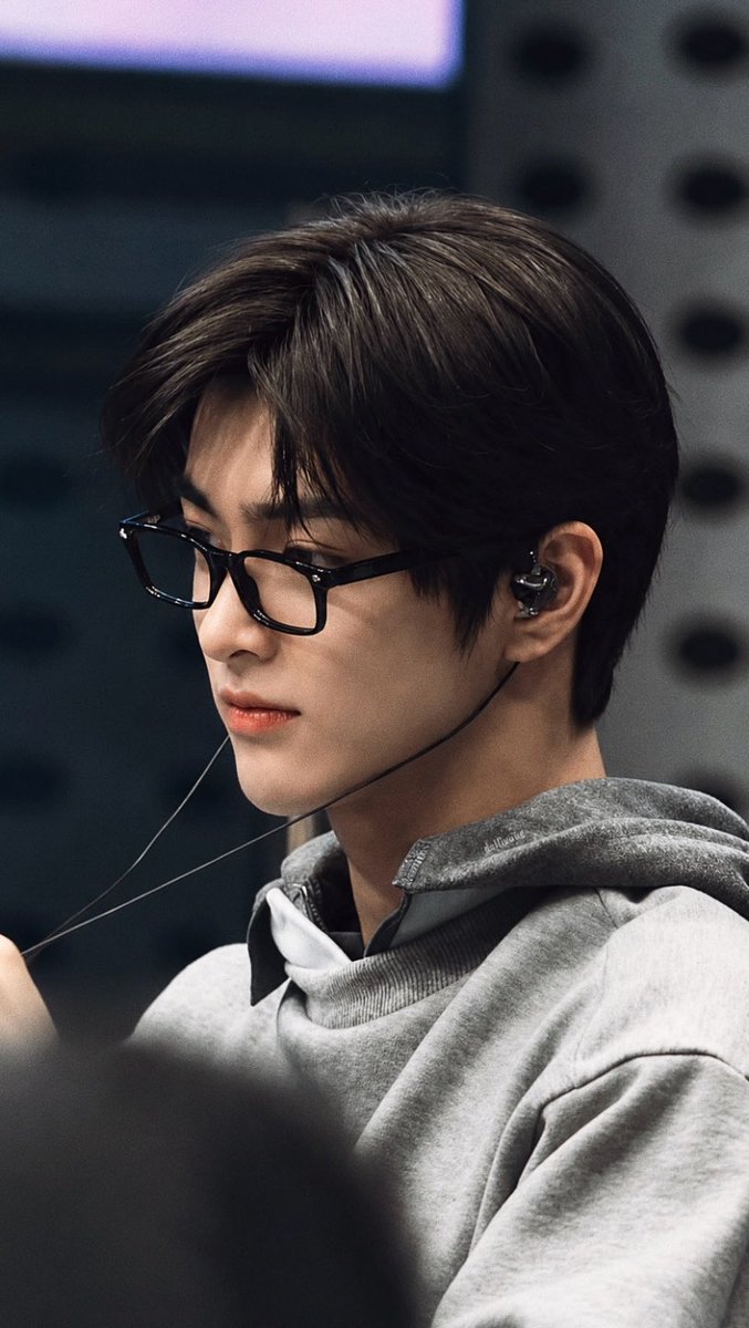 dollivuue's tweet photo. glasses Keonho will always be my favorite agenda https://t.co/Nqu7TFKeiA