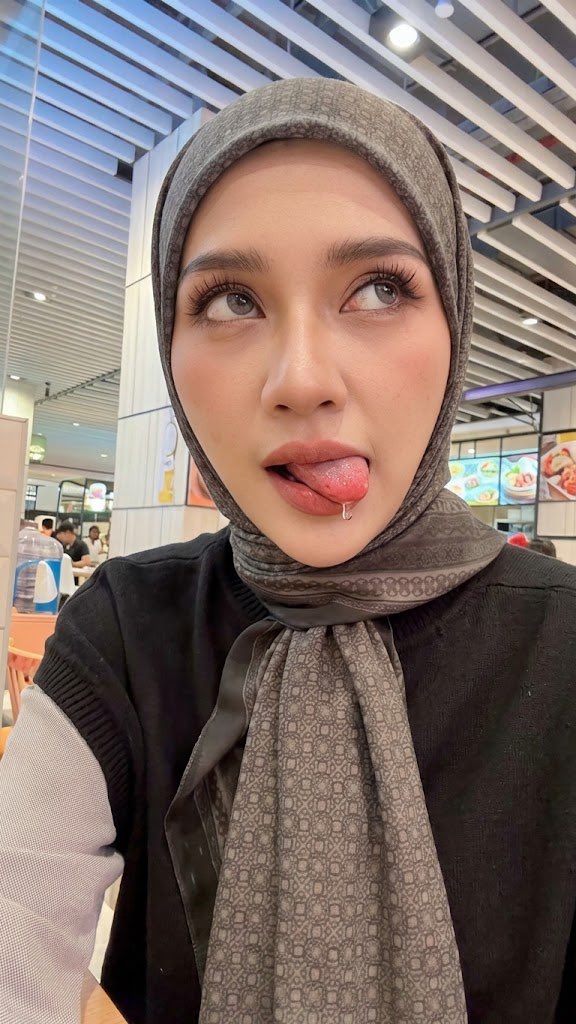 AndyXLeeX's tweet photo. ZARA while waiting to get her P**y &amp; A** H**E bang by 4 🍌… she do a little teaser F**K face for u guys…🧕🏻😋👅🫦🍆🍌💦💦💦 https://t.co/SvJZsNrGup