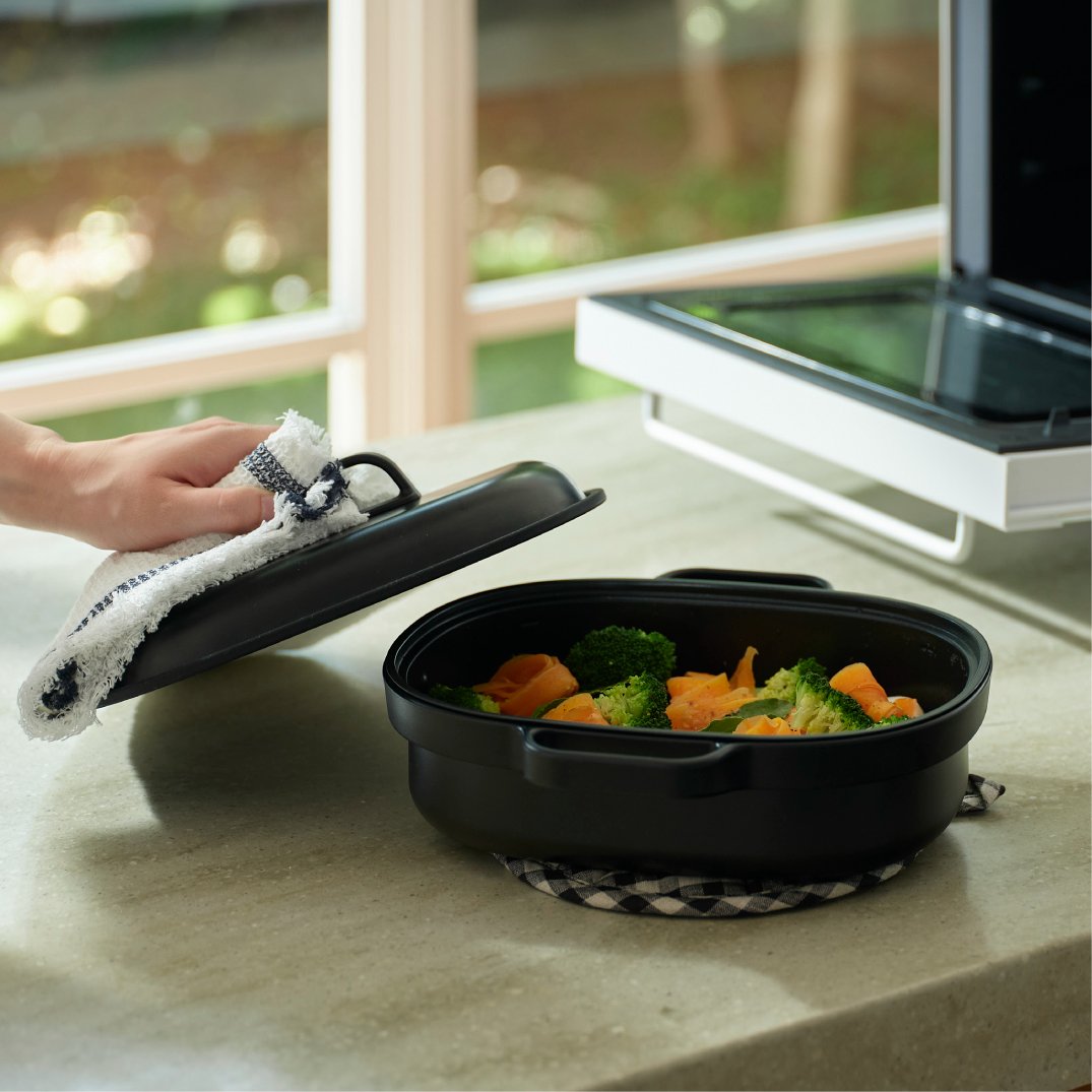muji_net's tweet photo. 電子レンジで「焼く」「蒸し焼き」「煮る」「炊く」の4つの加熱調理ができる『レンジで焼き料理 グリルプレート』が本日より順次発売。

https://t.co/DQy3CqtWFQ https://t.co/Kp4CoR8Fke
