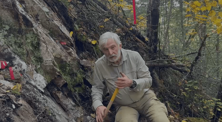 FirstClassMetal's tweet photo. 🚨 Exceptional gold discovery at Sunbeam

First Class Metals has identified abundant visible gold at outcrop, with a grab sample returning an analysis of >30,000 g/t Au — equivalent to over 3% gold by weight.

📍 The new occurrence is approximately 1.1 km northeast along strike from the historic Roy shafts, significantly extending the known area of high-grade gold mineralisation along the interpreted Roy trend.

🔎 The discovery was made through FCM’s evolving geological and geochemical exploration model, combining soil geochemistry, LiDAR, structural geology and historic exploration data.

And there’s more…

Further prospecting by CEO Marc Sale and EGS Project Geologist, Brenden Kanan, has identified additional visible gold in outcrop.

The exploration model is working - and the Roy trend continues to deliver.

Check out the full announcement and join in with the conversation at: https://t.co/EICfma9MUx

#FirstClassMetals #FCM #Sunbeam #Gold #GoldExploration #Ontario #CriticalMetals #Exploration #OTC