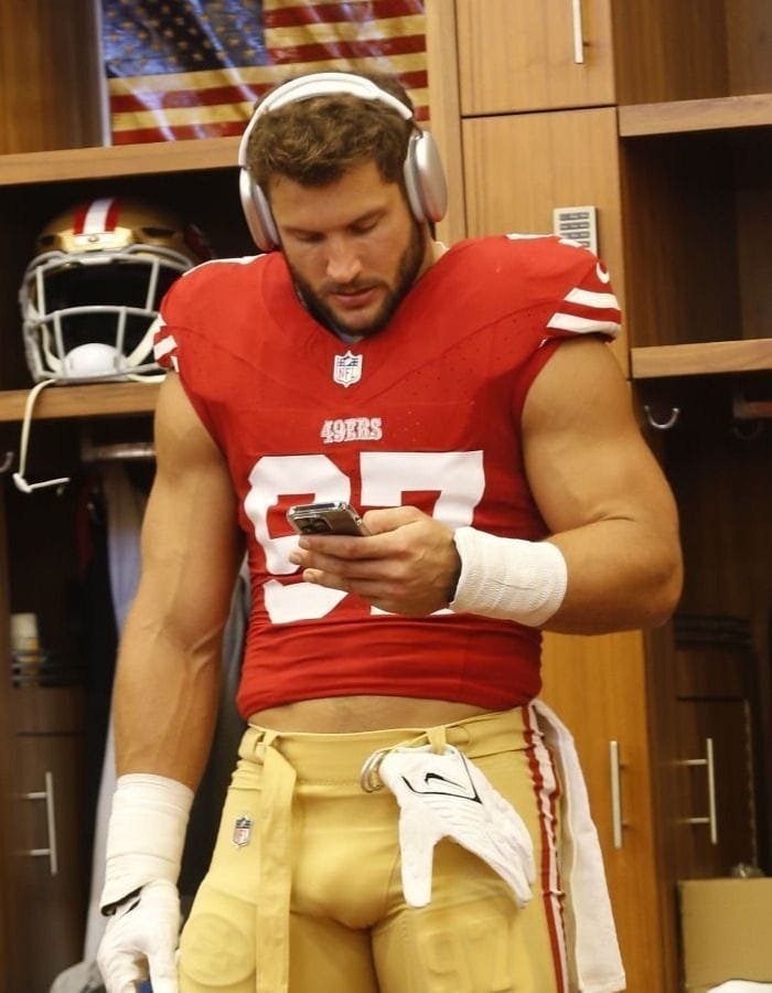 gladyzbabe's tweet photo. Nick bosa on his phone after the game... https://t.co/XqPwPq2qw7