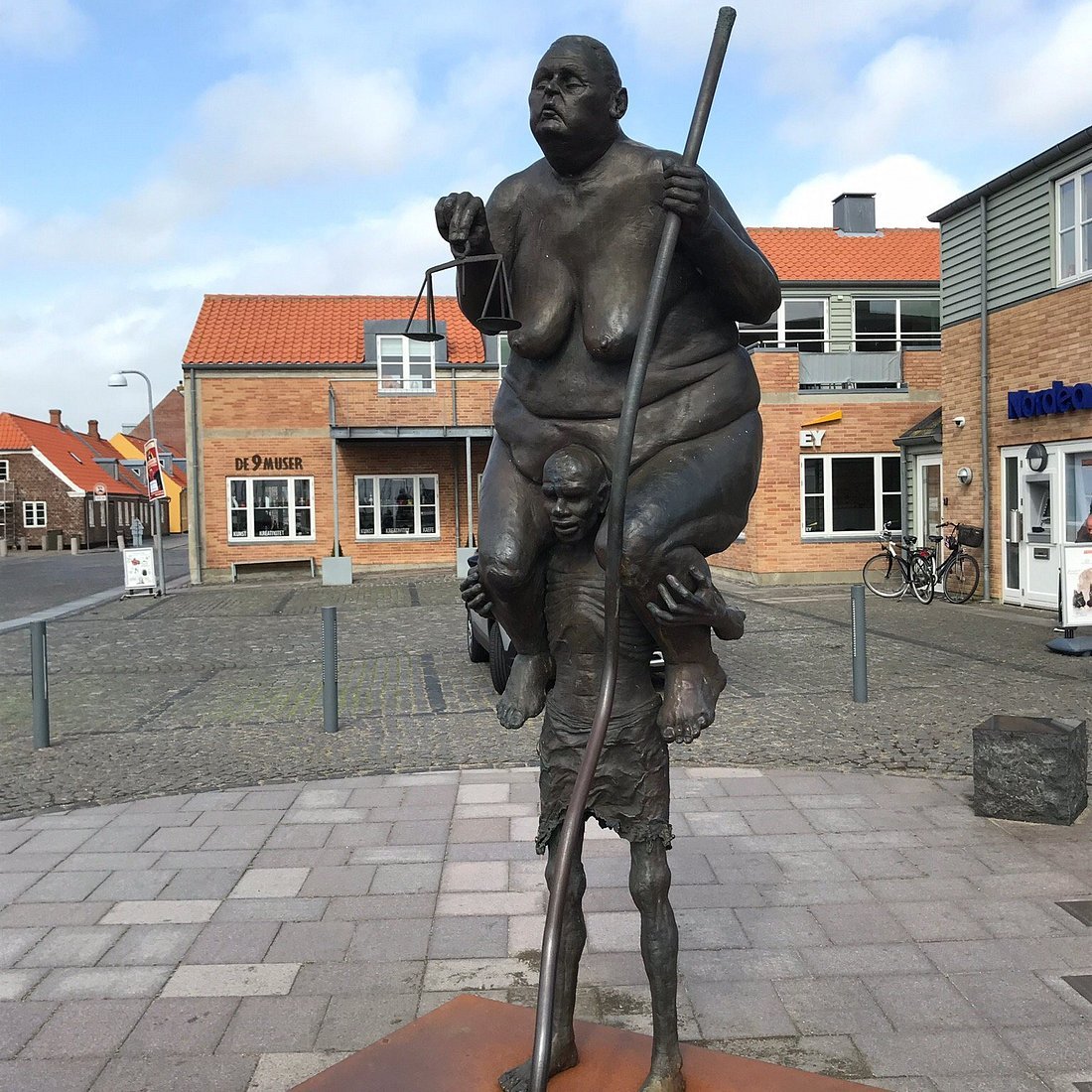 DreamcatcherDK's tweet photo. @MarioNawfal This is a rip-off of danish scupturist Jens Galschiøt statue from Ringkøbing Denmark "survival of the fattest". https://t.co/rFE2yAEiz0