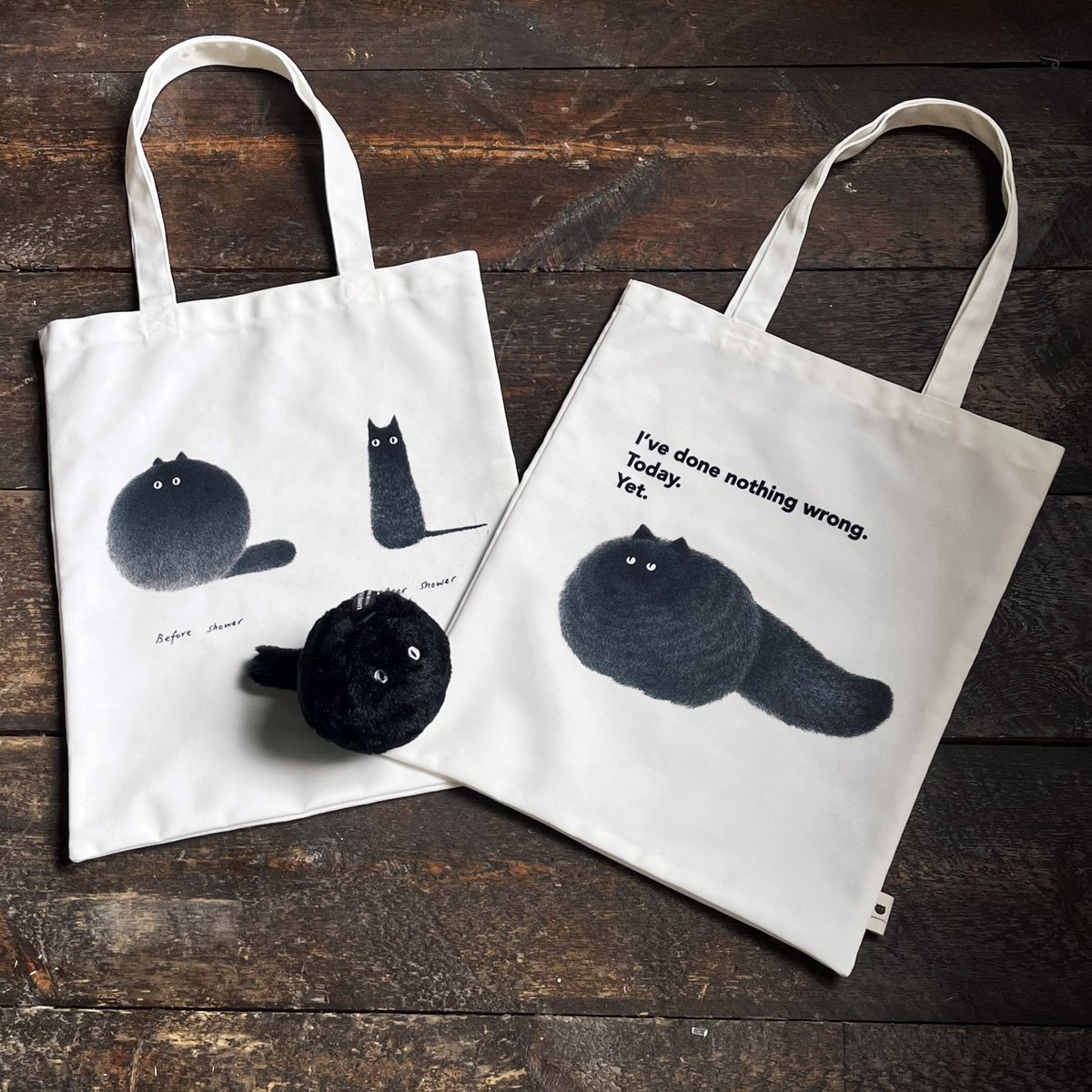 KamweiFongJapan's tweet photo. ＼新作トートバッグ入荷のお知らせ🐾／

柄は全2種類🐈‍⬛

モフモフの猫がシャワーを浴びた姿と、

悪びれない猫をデザインしたチャーミングなトートが登場。

A4やノートパソコンも収納できるサイズ感で、
通勤・通学はもちろん、日常のお出かけにも。

購入は公式サイトより👇 https://t.co/3bdmFn0XRA