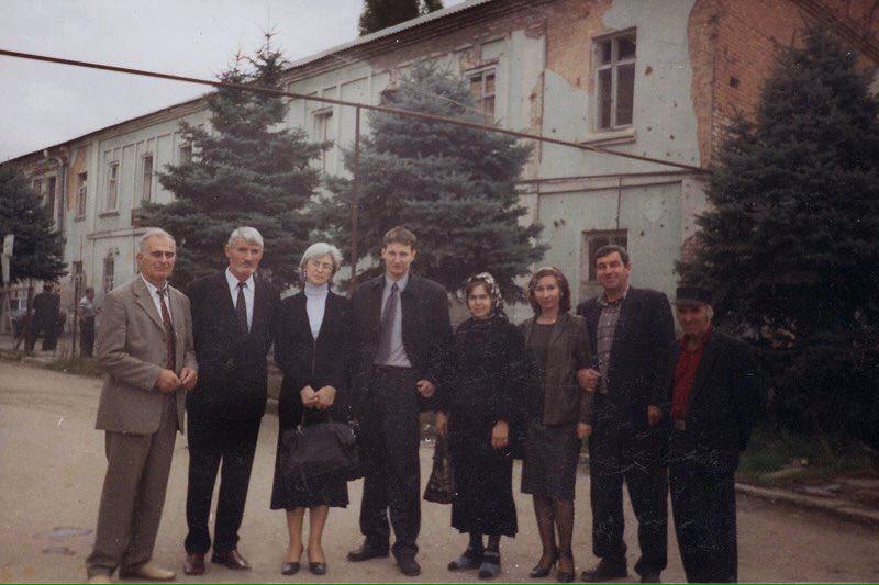 HistoryFoto's tweet photo. Анна Политковская, Станислав Маркелов, Наталья Эстемирова. Здание суда в Грозном. 2005 г. Впоследствии все были убиты. https://t.co/lJO5nF6QOH