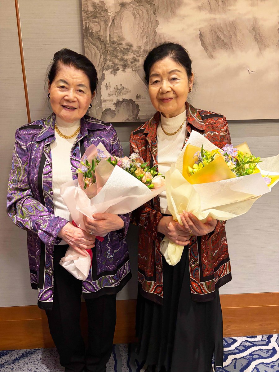 ouke_carol's tweet photo. 先日、「王家の紋章」連載50周年の
お祝いの会を開催いたしました。

細川智栄子あんど芙～みん先生、
本当におめでとうございます💐

#王家の紋章 は月刊プリンセスにて連載中📚
チャンピオンクロスからも読めます！
https://t.co/s2jFJWoc89 https://t.co/URdu79vxY8