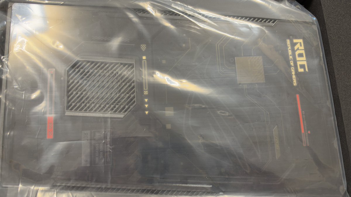 nakamuraFF11's tweet photo. 結局PC買っちったぜ。
わしゃがな提供で知ってから買ったケースは3台目かな？
割と買っちゃうぜ。 https://t.co/NuZrAYmJ6y