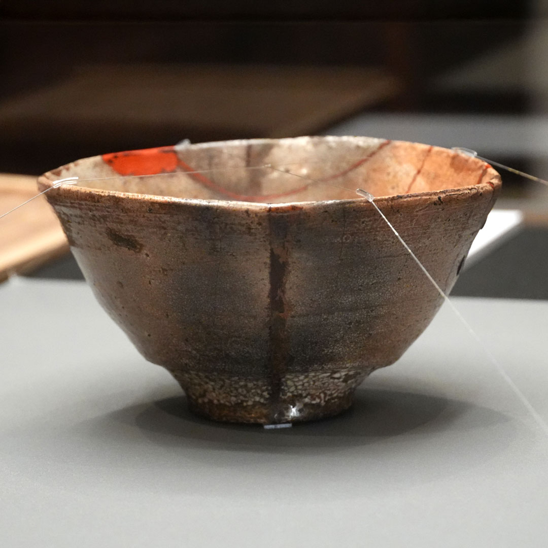 mitsui_m_museum's tweet photo. ◆◆◆
「破格の美」とは？

漫画『へうげもの』でもお馴染み、桃山時代の茶人・古田織部（1543-1615）が所持したと伝わる大井戸茶碗です。

もとは大振りで歪んでいたものを、織部が十文字に割って小さくしたという大胆な逸話は、彼の美意識である「破格の美」を象徴しています。
また、付属の添状には、もともと「十文字」と呼ばれていたものを大徳寺の僧・天祐紹杲（てんゆうじょうこう）が「須弥」（しゅみ）の銘に改めたと記されています。
利休のわび・さびを継承しつつ、独自の美意識を貫いた織部。
その世界観を象徴するこの茶碗は、室町三井家初代・三井高伴（みついたかとも）が最晩年に愛した遺愛の品でもあります。

唯一無二の名碗を、ぜひ会場でご覧ください

大井戸茶碗 銘須弥（別銘十文字） 伝古田織部所持　朝鮮時代・16世紀　三井記念美術館蔵

 -
「館蔵の茶碗100撰 ―国宝から手造茶碗まで―」
2026年11月23日（月・祝）まで開催中
開館時間：10:00〜17:00（入館は16:30まで）
休館日：月曜日（但し10月12日、11月2日・23日は開館）、10月13日（火）
📌会期中の展示替えはありません。
🎧音声ガイドでわかりやすく解説いたします。（日本語のみ、貸出料 800円）
https://t.co/aD5sWAgaoc

#三井記念美術館 #MitsuiMemorialMuseum
#館蔵の茶碗100撰