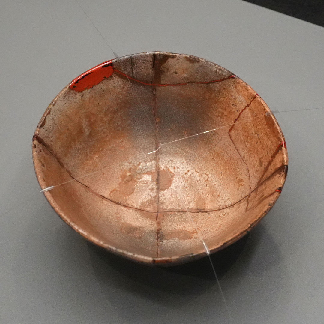 mitsui_m_museum's tweet photo. ◆◆◆
「破格の美」とは？

漫画『へうげもの』でもお馴染み、桃山時代の茶人・古田織部（1543-1615）が所持したと伝わる大井戸茶碗です。

もとは大振りで歪んでいたものを、織部が十文字に割って小さくしたという大胆な逸話は、彼の美意識である「破格の美」を象徴しています。
また、付属の添状には、もともと「十文字」と呼ばれていたものを大徳寺の僧・天祐紹杲（てんゆうじょうこう）が「須弥」（しゅみ）の銘に改めたと記されています。
利休のわび・さびを継承しつつ、独自の美意識を貫いた織部。
その世界観を象徴するこの茶碗は、室町三井家初代・三井高伴（みついたかとも）が最晩年に愛した遺愛の品でもあります。

唯一無二の名碗を、ぜひ会場でご覧ください

大井戸茶碗 銘須弥（別銘十文字） 伝古田織部所持　朝鮮時代・16世紀　三井記念美術館蔵

 -
「館蔵の茶碗100撰 ―国宝から手造茶碗まで―」
2026年11月23日（月・祝）まで開催中
開館時間：10:00〜17:00（入館は16:30まで）
休館日：月曜日（但し10月12日、11月2日・23日は開館）、10月13日（火）
📌会期中の展示替えはありません。
🎧音声ガイドでわかりやすく解説いたします。（日本語のみ、貸出料 800円）
https://t.co/aD5sWAgaoc

#三井記念美術館 #MitsuiMemorialMuseum
#館蔵の茶碗100撰