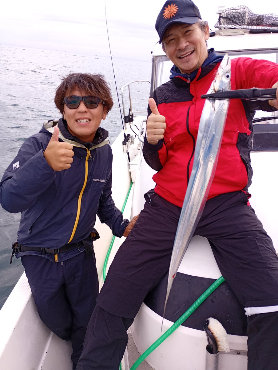 shigotobar2002's tweet photo. 昨日は我が社の遊漁船エリンギに俳優・伊原剛志さんが乗船。タチウオたくさん釣った後、事務所でタチウオパーティ。
炙り刺し、ユッケ、骨煎餅、味噌汁とタチウオ三昧を楽しんでもらいました、
#有限会社仕事場
#遊漁船エリンギ
#なにわシーサーズ https://t.co/uGQiKBCoMo
