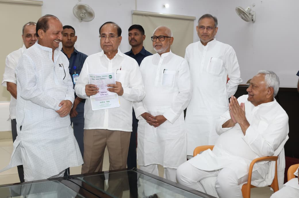 Jduonline's tweet photo. (1/2)
संवाद की निरंतरता और कार्यकर्ताओं का उत्साहवर्धन जद (यू) के राष्ट्रीय अध्यक्ष, बिहार के पूर्व मुख्यमंत्री एवं माननीय राज्यसभा सांसद श्री @NitishKumar जी की कार्यसंस्कृति का अभिन्न अंग रहा है।

इसी परंपरा का निर्वहन करते हुए माननीय नीतीश जी ने आज पटना स्थित 7, सर्कुलर रोड आवास पर पार्टी कार्यकर्ताओं और आमजनों से आत्मीय मुलाकात की और सभी का उत्साहवर्धन करते हुए बिहार के सतत विकास में अपनी सहभागिता सुनिश्चित करने का आह्वान किया।

इस अवसर पर प्रदेश अध्यक्ष श्री @JDUUmeshSingh जी, माननीय मंत्री श्री @Shrawon_Nalanda जी, विधान परिषद में पार्टी के उपनेता श्री ललन सर्राफ जी, मुख्य सचेतक श्री संजय कुमार सिंह उर्फ गांधी जी, श्री लोकप्रकाश सिंह जी सहित कई गणमान्य लोग उपस्थित रहे।

#Bihar #NitishKumar #JDU #JanataDalUnited