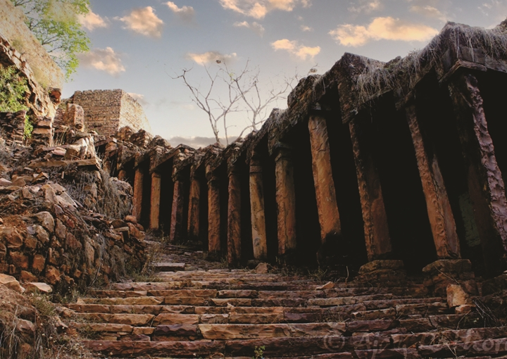 HERITAGE_2025's tweet photo. One of the strongest forts in #Hadoti, the #Shahabad fort is situated about 80km from #Baran. Constructed by Mukatmani Dev, a Chauhan Rajput, this fort dates back to the 16th century. Standing tall in a densely forested area, the fort was home to 18 powerful cannons.
#Heritage https://t.co/k6voYJg1bf