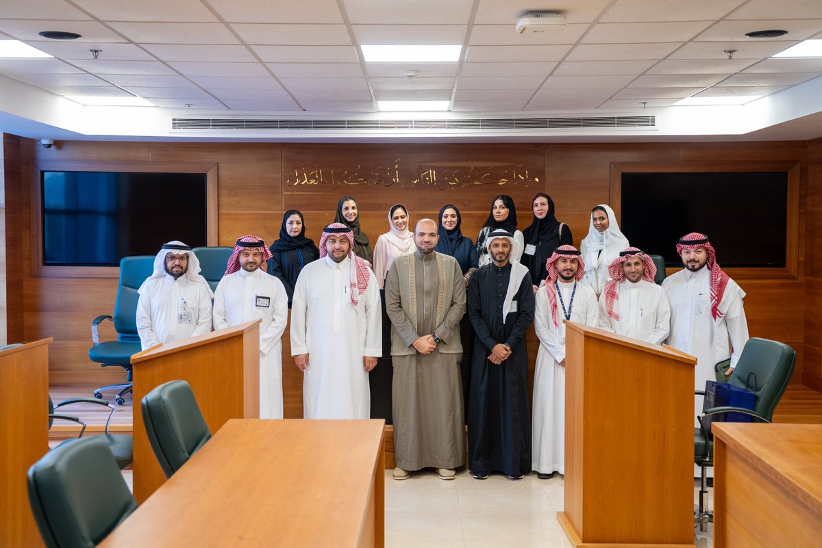 UBT_EDU's tweet photo. جامعة الأعمال والتكنولوجيا تستقبل وفد كلية IMC الطبية لبحث آفاق التعاون الأكاديمي والبحثي

استقبلت جامعة الأعمال والتكنولوجيا (UBT) وفد كلية IMC الطبية، برئاسة عميد الكلية الدكتور علاء نزال، وعدد من قيادات الكلية، بمقر الجامعة في الكورنيش، في إطار بحث فرص التعاون وتعزيز التكامل بين مؤسسات التعليم العالي في مدينة جدة.

وكان في استقبال الوفد الدكتورة غادة نصيف، نائب رئيس الجامعة للتطوير والجودة، بحضور عدد من قيادات الجامعة وممثلي قطاعاتها. واستُهلت الزيارة بجولة تعريفية في مرافق الجامعة، اطّلع خلالها الوفد على إمكاناتها الأكاديمية والبحثية والتقنية والابتكارية، أعقبها اجتماع رسمي ترأسته الدكتورة غادة نصيف، بحضور الدكتورة رؤى بن صديق، عميدة عمادة البحث العلمي، والدكتورة بسمة الزين، مديرة وادي التقنية، والأستاذة دينا نجم، مديرة إدارة الموارد البشرية، إلى جانب عدد من قيادات الجامعة.

وناقش الجانبان خلال الاجتماع عددًا من مجالات التعاون الأكاديمي والبحثي والتدريبي، إلى جانب تطوير البرامج والمسارات الأكاديمية ذات الصلة بالقطاع الصحي، بما يعزز التكامل بين التعليم والممارسة المهنية، ويفتح آفاقًا جديدة للتعاون المشترك.

واختُتمت الزيارة بالتقاط الصور التذكارية، تأكيدًا على حرص جامعة الأعمال والتكنولوجيا على بناء شراكات نوعية وتبادل الخبرات مع المؤسسات التعليمية، بما يدعم تطوير الكفاءات والابتكار والبحث التطبيقي، ويعزز أثر الجامعة في خدمة المجتمع.

#جامعة_الأعمال_والتكنولوجيا
#التعاون_الأكاديمي
#البحث_العلمي