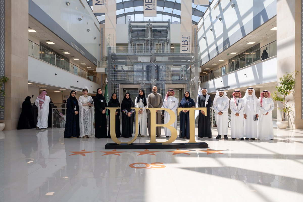 UBT_EDU's tweet photo. جامعة الأعمال والتكنولوجيا تستقبل وفد كلية IMC الطبية لبحث آفاق التعاون الأكاديمي والبحثي

استقبلت جامعة الأعمال والتكنولوجيا (UBT) وفد كلية IMC الطبية، برئاسة عميد الكلية الدكتور علاء نزال، وعدد من قيادات الكلية، بمقر الجامعة في الكورنيش، في إطار بحث فرص التعاون وتعزيز التكامل بين مؤسسات التعليم العالي في مدينة جدة.

وكان في استقبال الوفد الدكتورة غادة نصيف، نائب رئيس الجامعة للتطوير والجودة، بحضور عدد من قيادات الجامعة وممثلي قطاعاتها. واستُهلت الزيارة بجولة تعريفية في مرافق الجامعة، اطّلع خلالها الوفد على إمكاناتها الأكاديمية والبحثية والتقنية والابتكارية، أعقبها اجتماع رسمي ترأسته الدكتورة غادة نصيف، بحضور الدكتورة رؤى بن صديق، عميدة عمادة البحث العلمي، والدكتورة بسمة الزين، مديرة وادي التقنية، والأستاذة دينا نجم، مديرة إدارة الموارد البشرية، إلى جانب عدد من قيادات الجامعة.

وناقش الجانبان خلال الاجتماع عددًا من مجالات التعاون الأكاديمي والبحثي والتدريبي، إلى جانب تطوير البرامج والمسارات الأكاديمية ذات الصلة بالقطاع الصحي، بما يعزز التكامل بين التعليم والممارسة المهنية، ويفتح آفاقًا جديدة للتعاون المشترك.

واختُتمت الزيارة بالتقاط الصور التذكارية، تأكيدًا على حرص جامعة الأعمال والتكنولوجيا على بناء شراكات نوعية وتبادل الخبرات مع المؤسسات التعليمية، بما يدعم تطوير الكفاءات والابتكار والبحث التطبيقي، ويعزز أثر الجامعة في خدمة المجتمع.

#جامعة_الأعمال_والتكنولوجيا
#التعاون_الأكاديمي
#البحث_العلمي