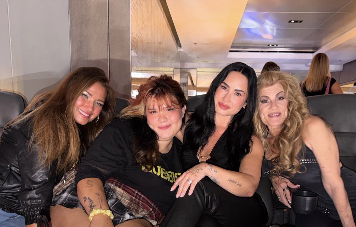 withlovejohana's tweet photo. Besides her husband, dad, and Matthew this is Demi’s whole wide world. Her mom and her sisters and the way some of yall talk about them makes me absolutely sick. Just letting you know Demi does know about what gets posted when it comes to her family, whether you want to believe it or not and I’m sure she hates a bunch of yall.