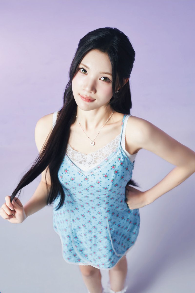 tenmmch's tweet photo. 261007 Billboard JAPAN 인터뷰 번역 #주은

――우선, 8월 12일에 발매된 The 1st Japan Single『ICONIC HEART』으로 일본 데뷔를 한 감상을 들려주세요.
👾 일본 데뷔는 기다리고 기다리던 순간이었는데 「ICONIC HEART」라는 멋진 곡으로 데뷔해서 일본의 하츄 여러분을 만날 수 있게 되어 정말 기뻐요. 정말 열심히 준비했기 때문에 많은 기대 부탁드립니다.

――이번 Billboard JAPAN 첫 등장인 만큼 멤버 각자의 개성과 그룹 내 역할을 알려주세요.
👾 저는 어릴 때부터 춤을 무척 좋아했고 연습생 시절을 포함해서 많이 연습해왔기 때문에 자연스럽게 다른 멤버들에게는 춤 선생님 같은 존재가 되어 있어요. 그런 역할이 있는데, 무대 위와 무대 아래의 모습이 좋은 의미로 다르다는 말을 자주 들어서 그런 반전 매력도 있는 것 같아요.

――무대에서 내려오면 어떻게 되나요?
👾 저는 춤 중에서도 힙합 계열의 춤을 추기 때문에 무대 위에서는 '카리스마가 있네요'라는 말을 듣는데, 무대에서 내려오면 맑고 순수해 보인다는 말을 자주 들어요.

――만약 MV처럼 마법을 쓸 수 있다면 무엇을 하고 싶나요?
👾 저는 예전부터 생각해왔던 건데, 하늘을 나는 능력을 가지고 싶어요. 어릴 때부터 풍경 보는 걸 무척 좋아했기 때문에 하늘을 날 수 있다면 그 풍경 속에서 자유를 느낄 수 있을 것 같아요.

――둘 다 결국은 음식 이야기였는데요(웃음), 일본에서 좋아하는 음식이나 먹어보고 맛있었던 것, 앞으로 먹어보고 싶은 음식이 있나요?
👾 저는 일본은 말차가 유명하다고 들었기 때문에 맛있는 말차 디저트 같은 걸 찾아다니며 여행해 보고 싶어요.

――감사합니다. 일본 팬들에게 메시지 부탁드립니다.

👾 저희가 계속 하고 싶다고 생각해왔던 일본 데뷔가 드디어 이루어졌습니다. 이번에 저희 8명이 마법소녀라는 새로운 모습을 하츄 여러분께 보여드릴 수 있어서 기뻐요. 그리고 앞으로 저희의 활동에도 많은 기대 부탁드립니다.

――마지막으로 앞으로의 목표에 대해서도 들려주세요.
👾 저도 역시 도쿄돔 무대에 서는 것이 예전부터 꿈이었어요. 어릴 때부터 계속 언젠가 이 무대에 서고 싶다고 생각해왔기 때문에 그 꿈이 이루어졌으면 좋겠어요.

――그 꿈은 언제쯤 이루고 싶나요?
👾 마음 같아서는 가능한 한 빨리 서고 싶어요.

https://t.co/6B4yFCgcU6