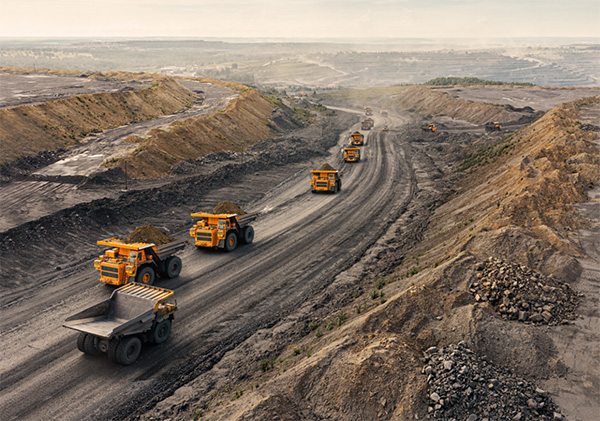 TvslEspana's tweet photo. Emirates Global Aluminium (EGA), the largest industrial company in the United Arab Emirates outside the oil and gas sector, announced the launch of the first shipment of #Guinean bauxite to the #UAE, under the renewed agreement with Guinean #Bauxite Company (CBG). 66,000 tons of bauxite were loaded onto a Panamax vessel at Kamsar port.