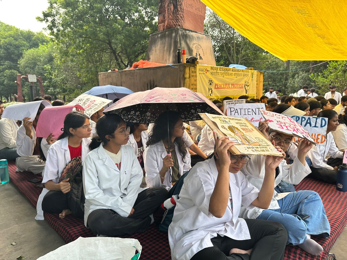 kherwa_manish's tweet photo. DAY 3
Still here. Still united.
Still demanding justice.
@icarindia @ChouhanShivraj @ivri_1889 @dare_goi @CimmytMl @YashpalSMa16711 @PMOIndia @htTweets @ZeeNews @ndtv @ABPNews @aajtak @indiatvnews 
#IVRIINTERNSTIPEND https://t.co/oeUb9ZF8R5
