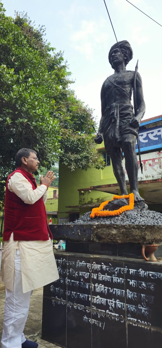 MundaArjun's tweet photo. आज बिरसा कॉलेज, खूंटी में भगवान बिरसा मुंडा की प्रतिमा पर माल्यार्पण कर उन्हें नमन किया। https://t.co/qvV9fpfPAe