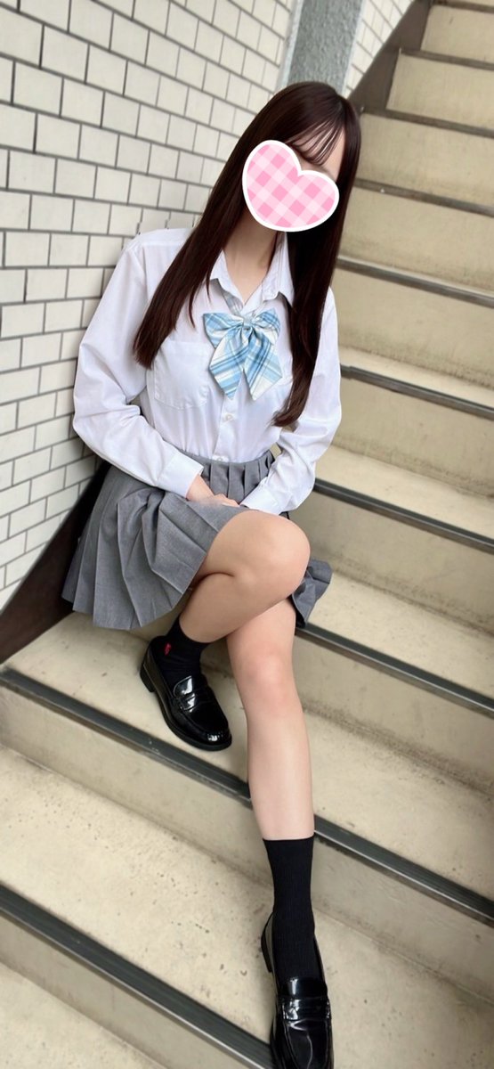 CamClojp's tweet photo. 綺麗に拍車がかかる美カワ系♪
謁見の価値アリ！

《ゆいちゃん》

完全未経験"圧倒的"整い顔！
この若さでこのビジュアル末恐ろしや…
綺麗で艶やかなロングヘアに清潔感。
あどけない幼さと美少女の片鱗魅せる激推しのルックス！
更に細身のシルエットと360°文句ナシ！ https://t.co/GuJ6D21o9E