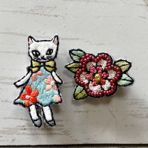 tamakic1's tweet photo. 手刺繍オリジナルブローチ＊ニコイチ・猫と花🌺
#creema に出品しました🐈

#刺繍  #embroidery https://t.co/LoM6lraIvY