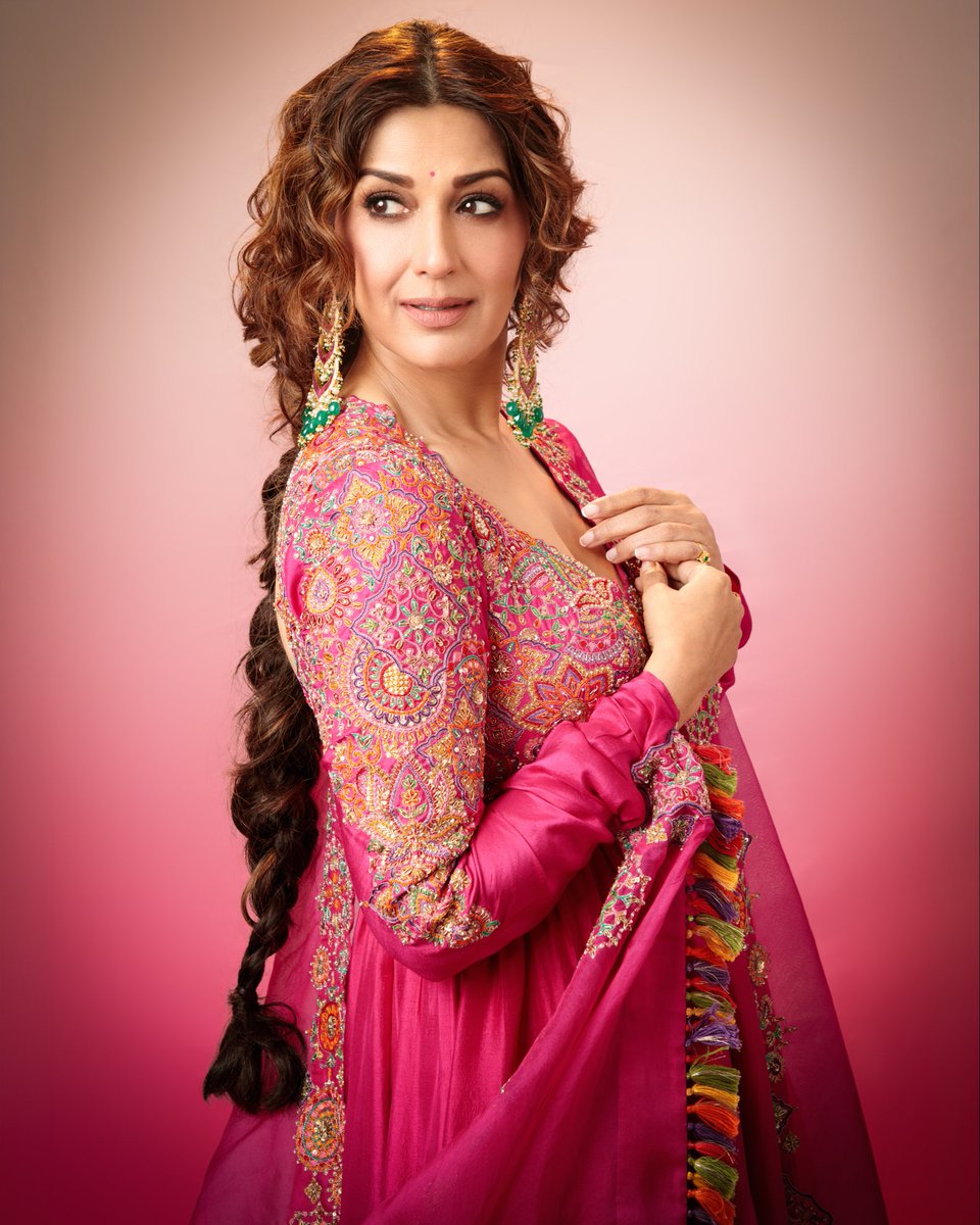 iamsonalibendre's tweet photo. The vibe was all pink yesterday! ✨🩷 https://t.co/ayLoFVO7Q7