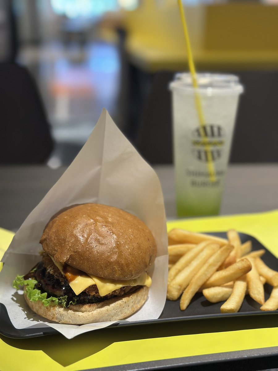 kumisuke0100's tweet photo. 急遽休みになってアウトレットに買い物へ。ひとりぼっちでシマウマバーガー食べてしまった(´౿`)♡ https://t.co/cFtgpYPwTy