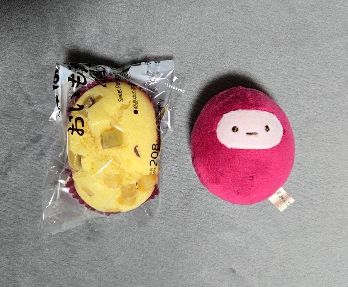 sumitter335's tweet photo. ローソンのおいも蒸しパンの大きさが
ほぼすみっコ https://t.co/ZG7CxXNp2t