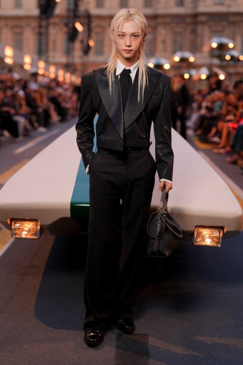 watsonyb66's tweet photo. WWD Korea 인스타

FELIX PFW LOUIS VUITTON SS27
#FELIXxLVSS27 #FELIX 
@LouisVuitton https://t.co/HdukNXiS7t