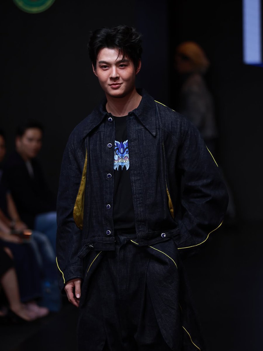 SaintFCOfficial's tweet photo. IG : idxevent.official 

เซ้นต์ ศุภพงษ์ takes the runway.
อีกหนึ่งลุคที่โดดเด่นจาก BLACK BEETLE
@black_beetle_hugo บนเวที BIFW2026
ถ่ายทอดคาแรกเตอร์ผ่านซิลูเอตและรายละเอียดของแฟชั่นได้อย่างลงตัว
มาชมลุคนี้แบบเต็ม ๆ กัน

🔗 https://t.co/4p1EojAJgT

#Saint_sup #MingEr 
#เซ้นต์ศุภพงษ์ 
#SiamCenterBIFW2026
#BIFW2026
#เต่าทองดำ