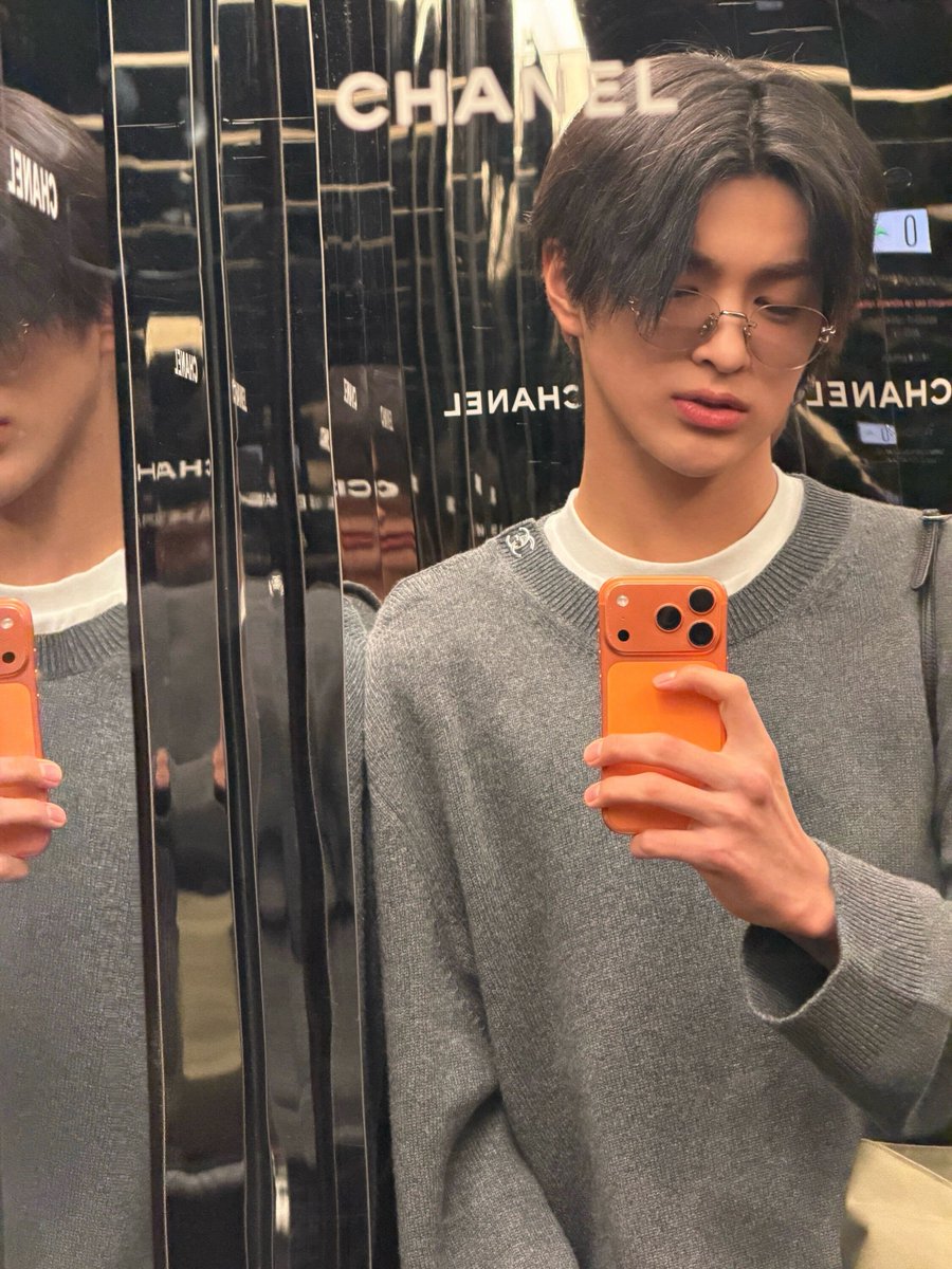 eomcoertis's tweet photo. KEONHO IN GLASSESSSSSS 🤩

#KEONHO #건호 https://t.co/WG7JbmyaQM