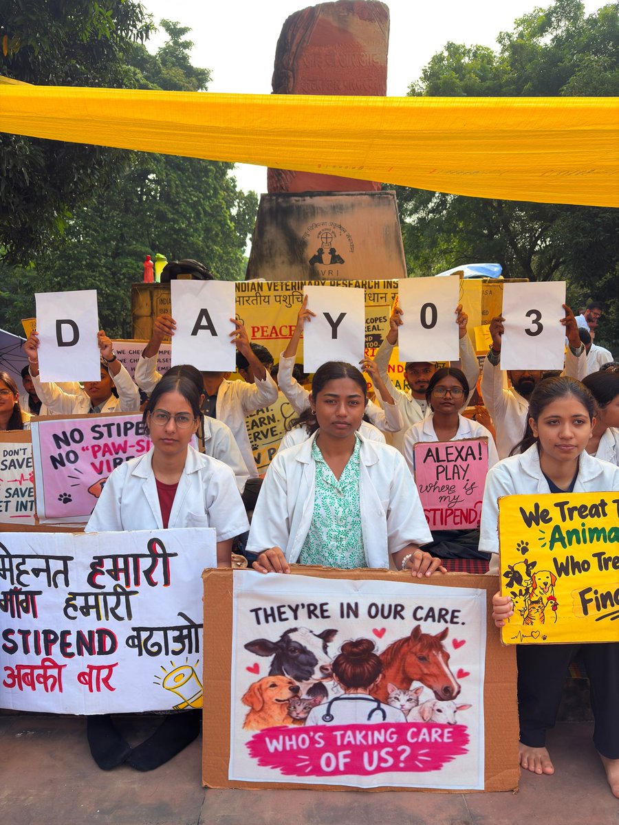 MahendraCh35366's tweet photo. Heartbreaking to see future vets enduring such a struggle to demand minimum wages.
@icarindia @ChouhanShivraj @ivri_1889 @dare_goi @CimmytMl @YashpalSMa16711 @PMOIndia @htTweets @ZeeNews @ndtvindia @ABPNews @aajtak @indiatvnews 
#IVRIINTERNSTIPEND https://t.co/oaZfSLBzM1