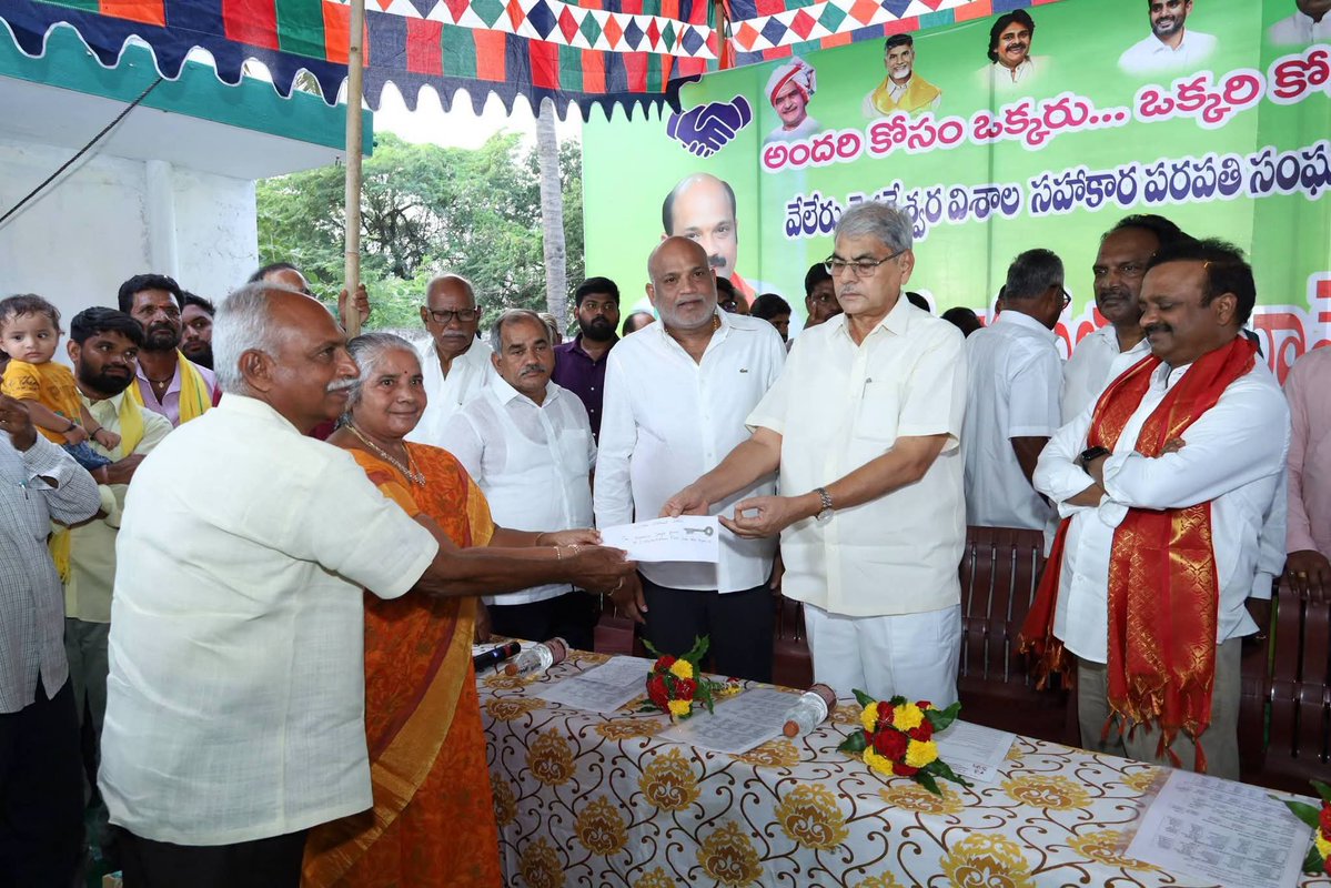 MulpuriKalyani's tweet photo. @ncbn @naralokesh @ManagingTrustee @JaiTDP @Yarlagadda_TDP @GaddeRamamohan @ministersubashv @AlapatiRaja_TDP @KolluROfficial @katchannaidu కృష్ణాజిల్లా సహకార కేంద్ర బ్యాంకు ఛైర్మన్‌ నెట్టెం రఘురాం గారు,కృష్ణాజిల్లా టిడిపి అధ్యక్షులు వీరంకి వెంకట గురుమూర్తి గారి చేతుల మీదుగా ప్రారంభించిన కార్యక్రమంలో పాల్గొనడం జరిగింది.ముందుగా,టీడీపీ వ్యవస్థాపకులు,మాజీ ముఖ్యమంత్రి, స్వర్గీయ నందమూరి తారకరామారావు గారి విగ్రహానికి(2/3) https://t.co/d5M0aeeYxO