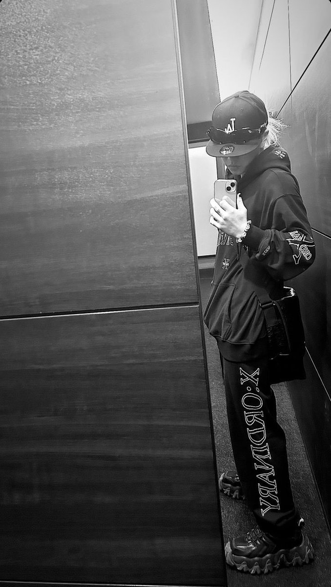 NOWIMJINYOUNG's tweet photo. 🥀⋆🖤 https://t.co/7qpTPXF6UK