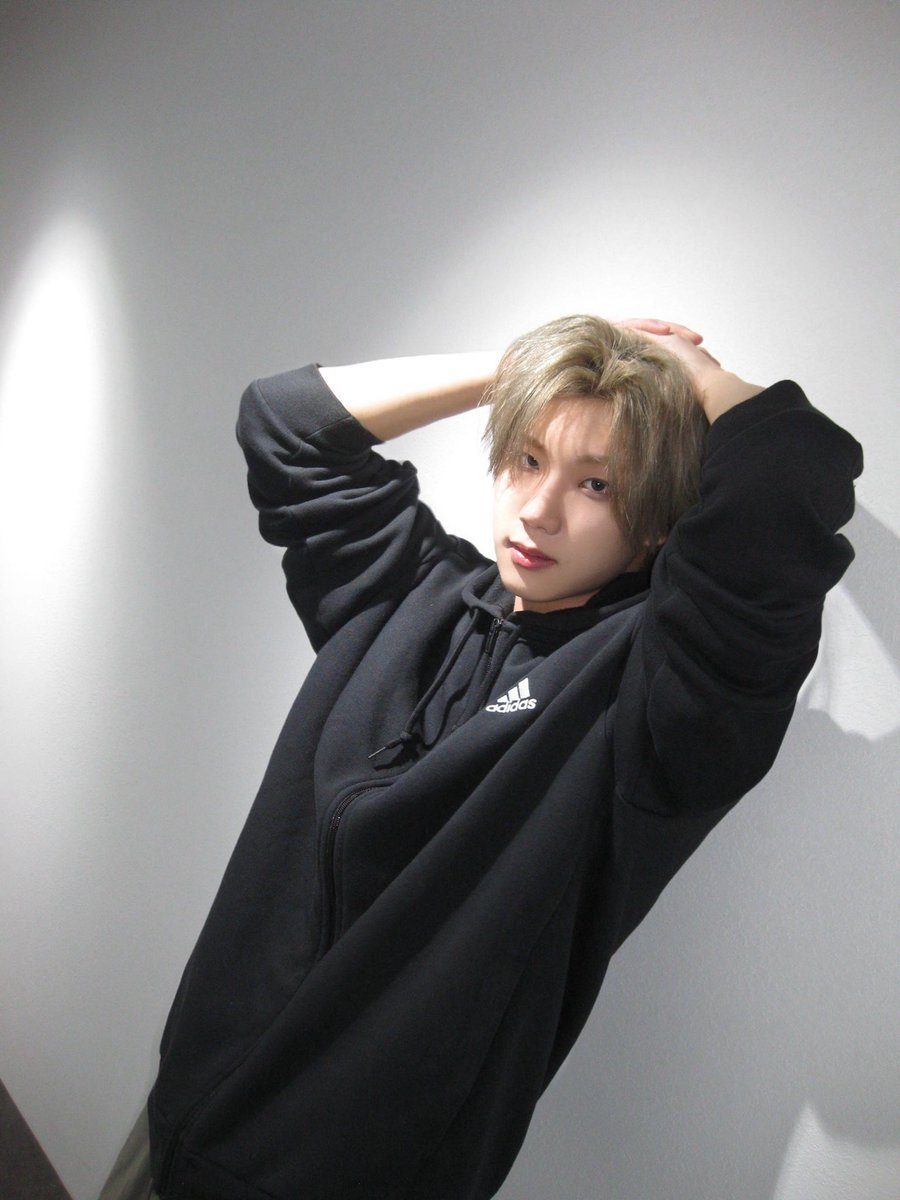 kmety0_0's tweet photo. 너네는 길가는데 어떤 남자가 이렇게 기대서 쳐다보면 뭐라고 할거야 https://t.co/0DI0uhfLoh