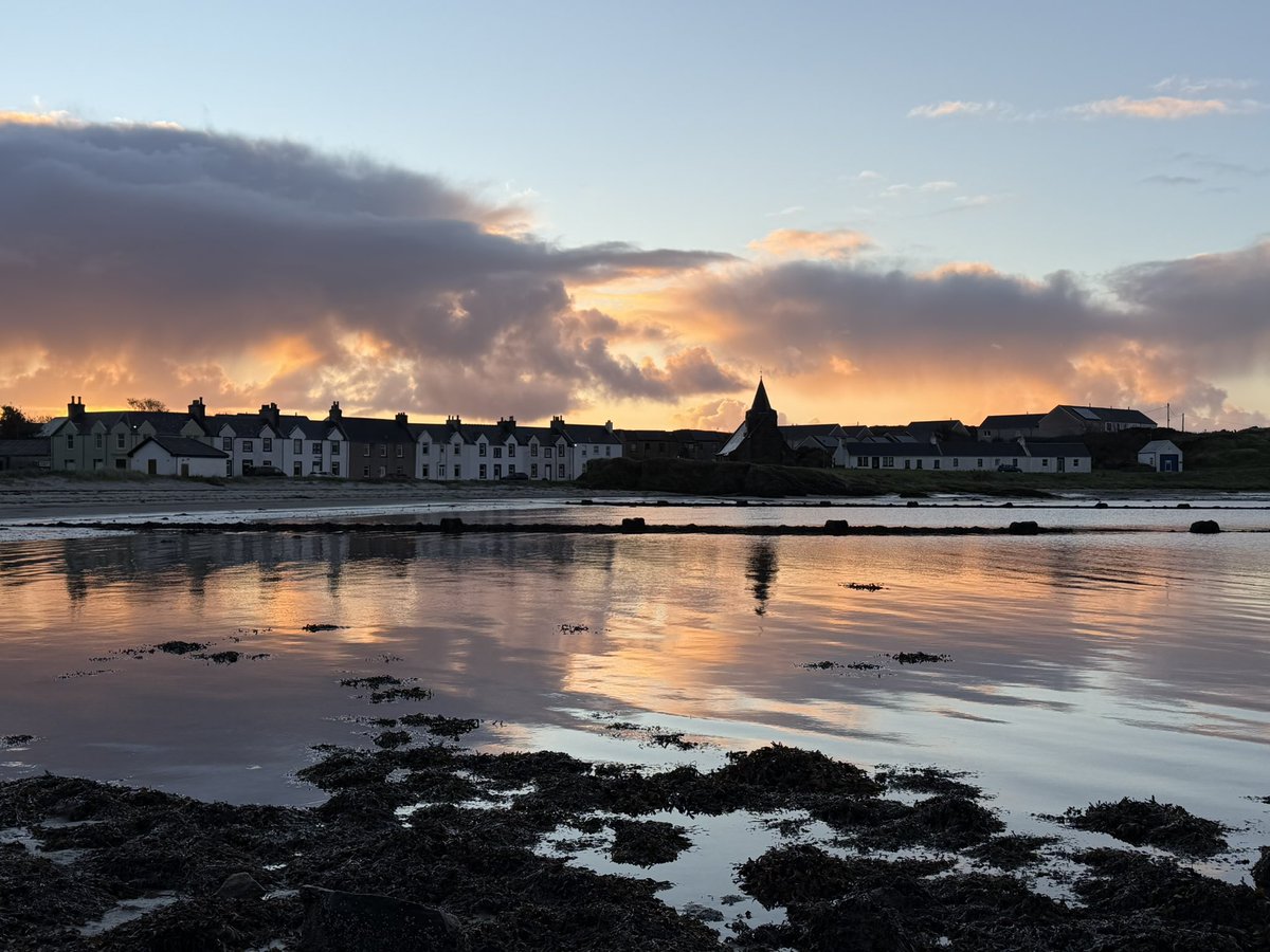 tredgold23's tweet photo. Wednesday morning #Sunrise in #PortEllen #Islay https://t.co/xxMl4rtzQu