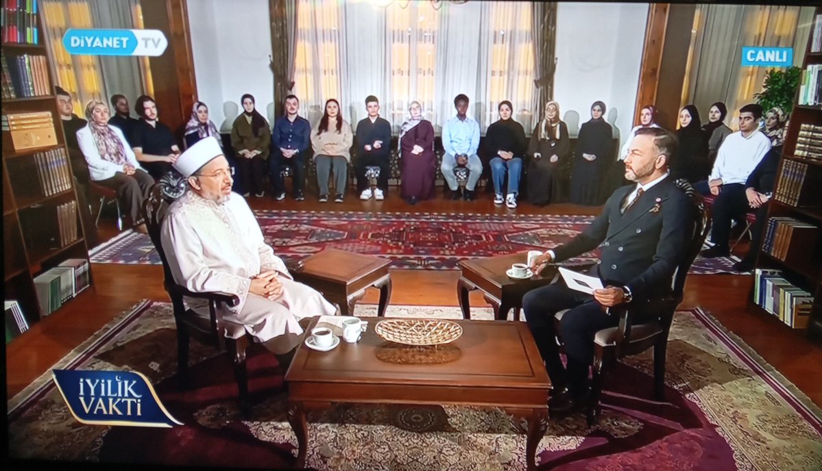 mahfildijital's tweet photo. 🔴 Diyanet İşleri Başkanı Safi Arpaguş’un katıldığı Diyanet TV’deki “İyilik Vakti” programında kadın erkek karışık oturma düzeni tercih edildi. https://t.co/1EI8C52jVd