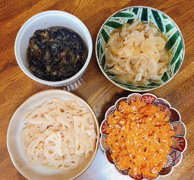 minako4949's tweet photo. 【今週の作り置き】
にんじんツナサラダ
茄子の煮物
たまねぎのあっさり煮
れんこんの梅煮
ごはんは小さめのおにぎり

気持ちが落ち着かない日でも、台所で少しずつ手を動かしていると、暮らしが整っていくような気がする
冷蔵庫におかずがあるだけで、何を食べようと考える時間が減って、ちょっと安心 https://t.co/XWxaul6DCP